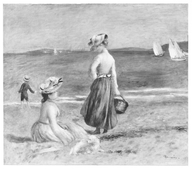 Schwarzes und weißes Foto von zwei Frauen und einem Kind, das auf dem Strand steht, mit einem Hund zu ihren Füßen, Booten auf dem Wasser, Hügeln und einem klaren Himmel im Hintergrund.