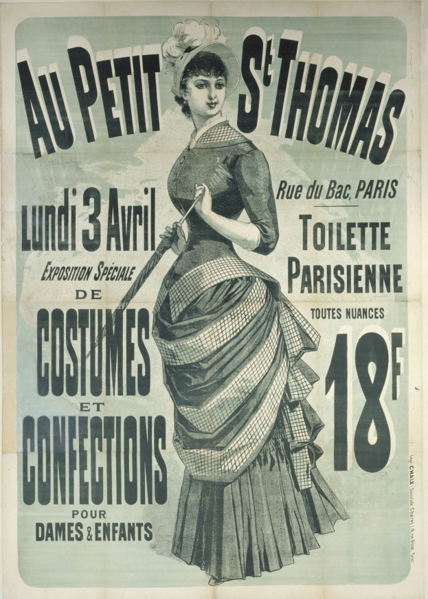Ein Vintage-Plakat für eine Kostümvorstellung, das eine Frau in einem langen, hochgeschlossenen, langärmligen Kleid mit einem Dutt zeigt, die anmutig mit verschränkten Händen posiert.
