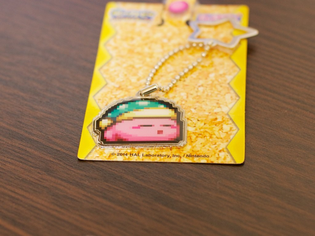 Ein Autoschlüsselanhänger in einer Hülle auf einem Tisch.