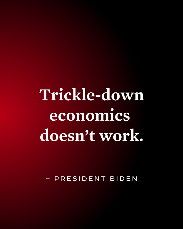 Plakat mit fetter schwarzer Schrift 'Trickle-Down-Economics-Funktioniert-Nicht' auf weißem Hintergrund, eingerahmt von einem dünnen schwarzen Rand, begleitet von einem Zitat des Präsidenten Biden.