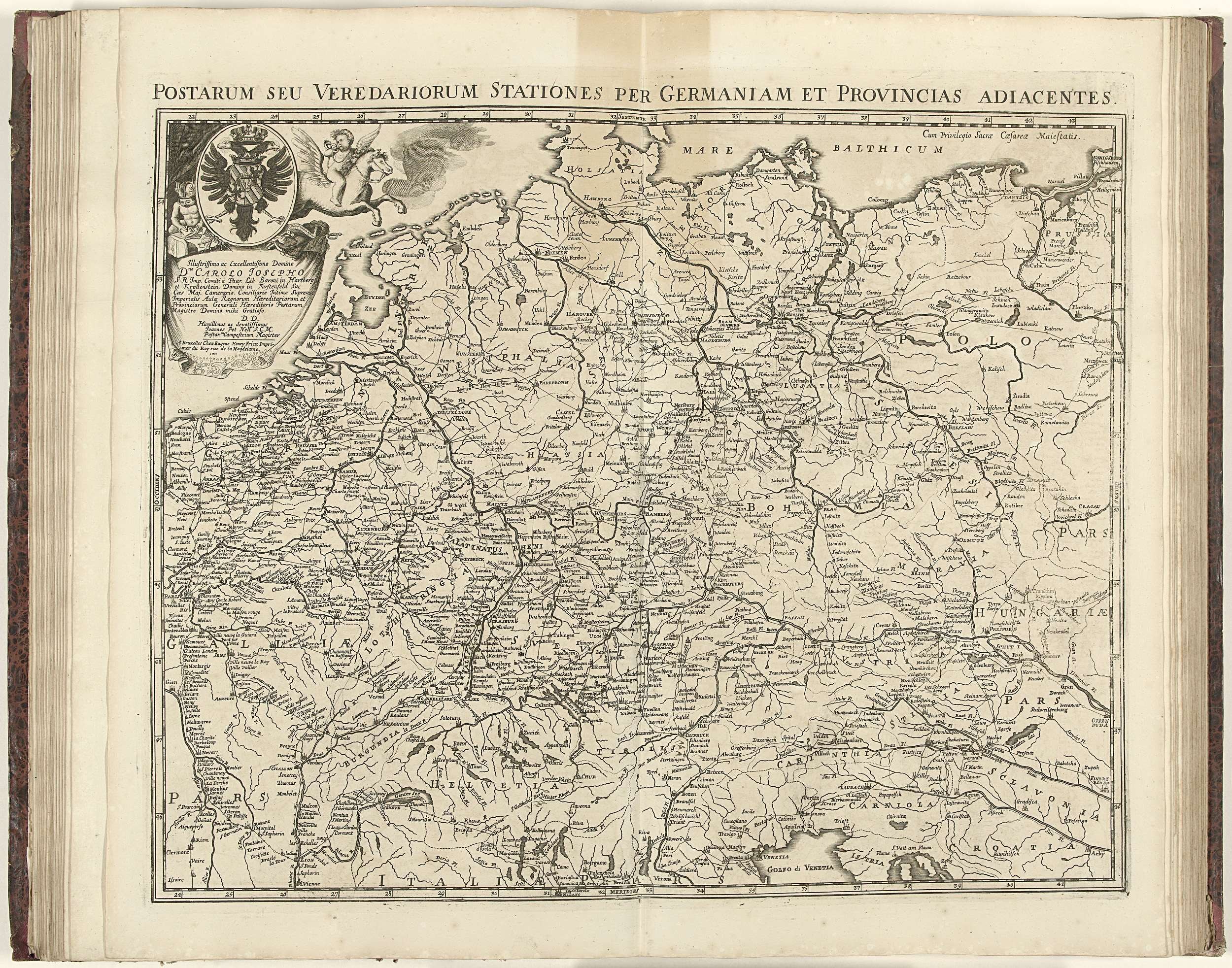 Offenes Buch mit detaillierter Deutschlandkarte mit geografischen Merkmalen und beschrifteten Städten, begleitet von erklärendem Text.