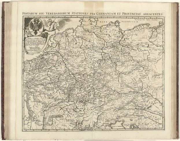 Offenes Buch mit detaillierter Deutschlandkarte mit geografischen Merkmalen und beschrifteten Städten, begleitet von erklärendem Text.