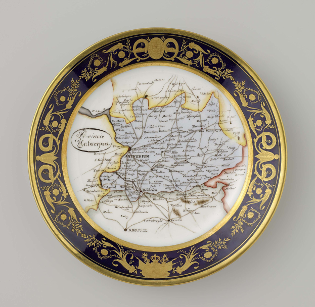 Ein dekoratives Schild mit einer detaillierten Karte von Deutschland mit aufwändigen Designs und Text, vor einem weißen Hintergrund.