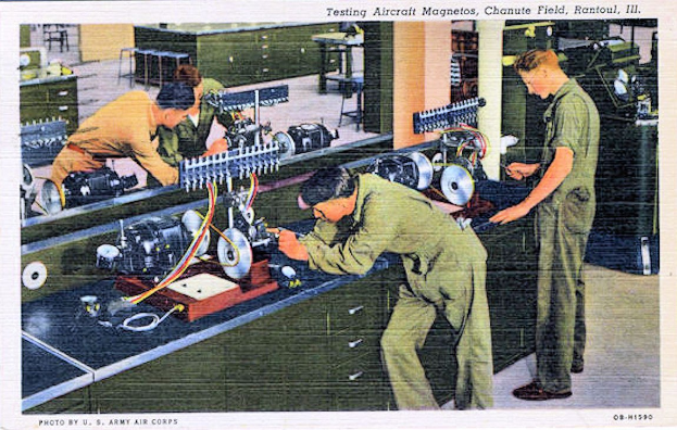 Gruppe von Männern, die an Maschinen in einer industriellen Fabrikumgebung arbeiten