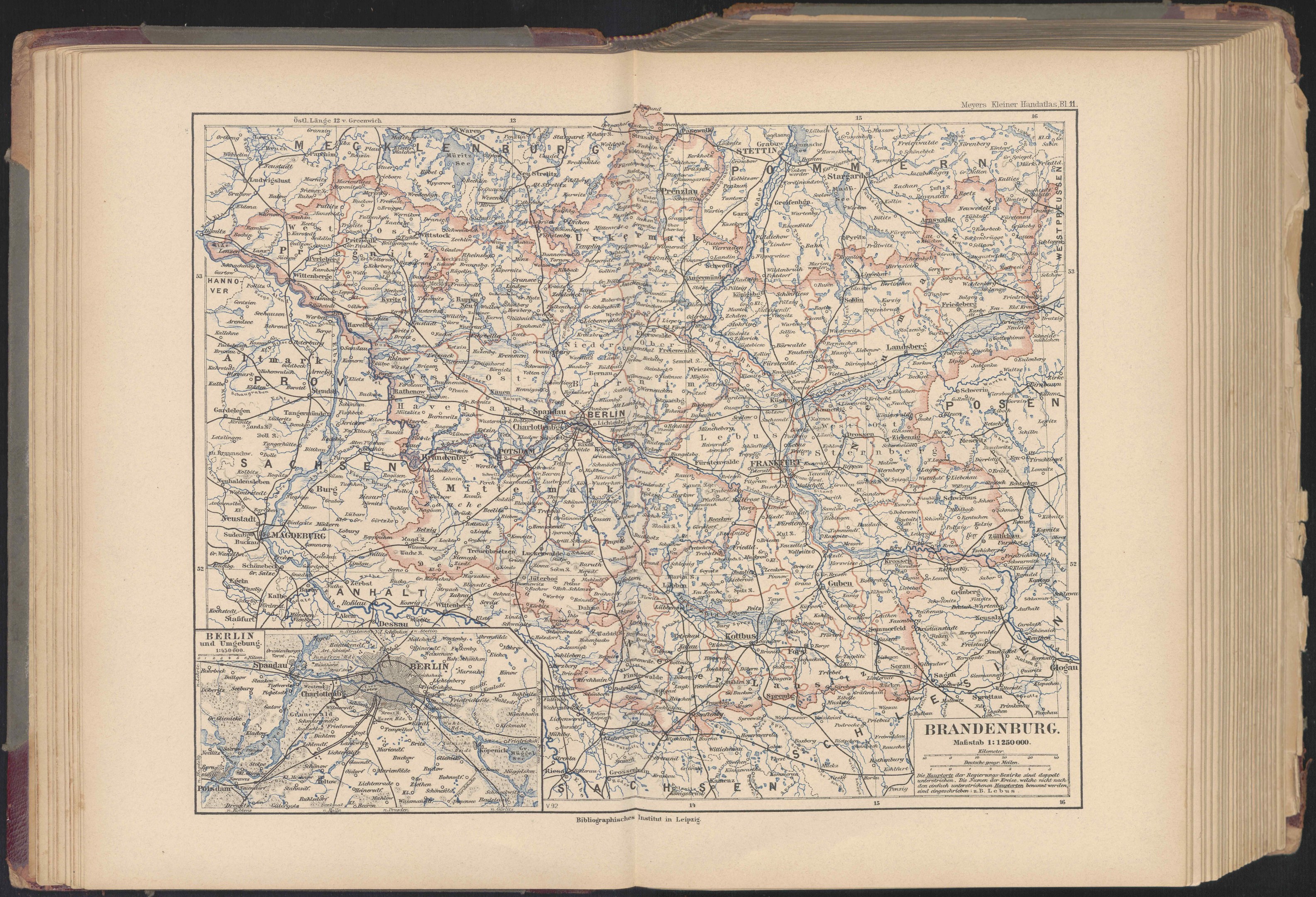 Offenes Buch mit detaillierter Deutschlandkarte mit Straßen, Städten und geografischen Merkmalen.