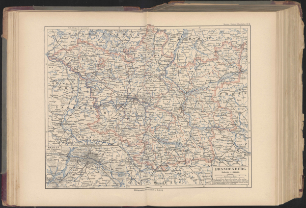 Offenes Buch mit detaillierter Deutschlandkarte mit Straßen, Städten und geografischen Merkmalen.