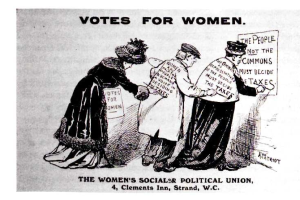 Cartoon von drei Frauen in traditioneller Kleidung mit einem Schild, auf dem "Votes for Women: The Women's Social & Political Union" steht, mit entschlossener Miene vor einem hellblauen Himmel mit weißen Wolken.