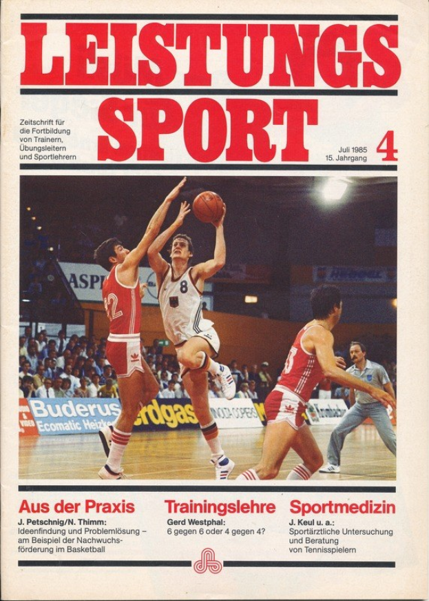 Ein Magazin mit dem Titel "Leistungs Sport 4", das eine Basketballspielerin in einem weißen Trikot und Shorts auf dem Cover zeigt, die einen Basketball hält und von einer Menge im Publikum umgeben ist, auf einem hellgelben Hintergrund.