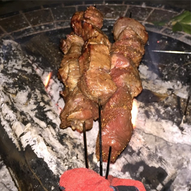 Ein Teller voller Essen.