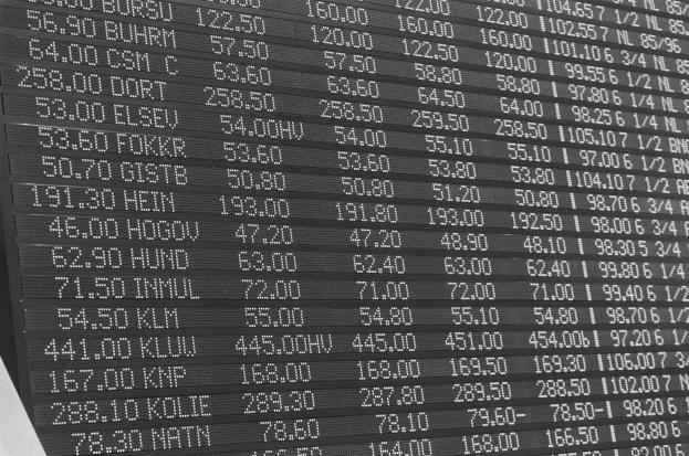 Schwarzes und weißes Foto eines elektronischen Börsen-Tickers mit aktuellen Börsenkursen.