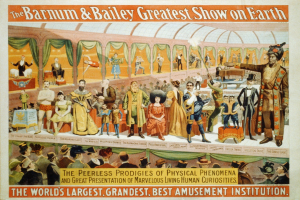 Ein Vintage-Plakat, das die Barnum & Bailey Greatest Show on Earth ankündigt, zeigt eine Gruppe von Künstlern mit Vorhängen im Hintergrund und Text.