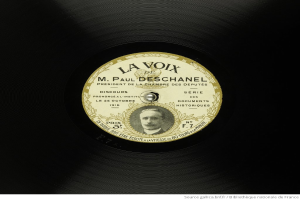 Eine schwarze Vinyl-Schallplatte mit einem Etikett, das ein Porträt und den Text 'La Voix de Paul Deschanel' zeigt.