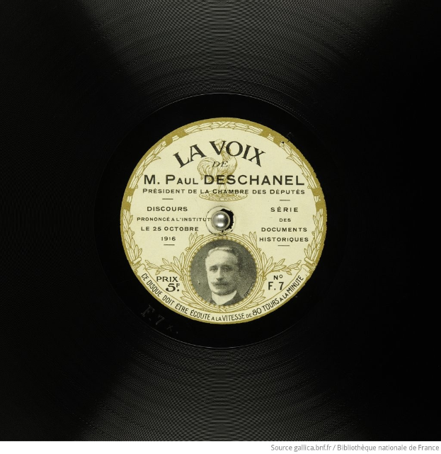 Eine schwarze Vinyl-Schallplatte mit einem Etikett, das ein Porträt und den Text 'La Voix de Paul Deschanel' zeigt.