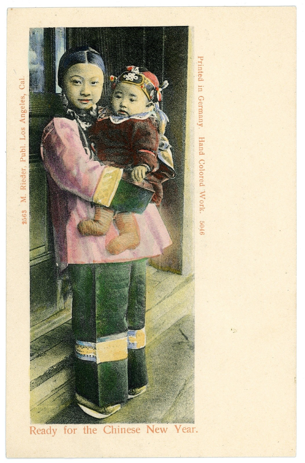 Eine sepiafarbene Postkarte mit einer Frau, die ein Baby im Arm h├Ąlt und beide warm l├Ącheln, mit Text, der wahrscheinlich einen glücklichen neuen Jahr gewünscht.