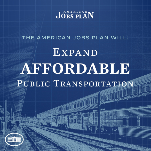 Plakat mit einer Bahn auf einem Eisenbahngeleise mit einigen Menschen in der Nähe, das "The American Jobs Plan Will Expand Affordable Public Transportation" bewirbt.