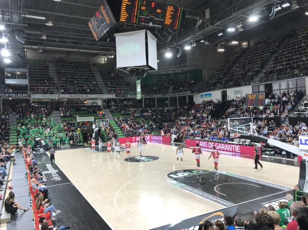 Basketballspiel in einer großen Arena mit Zuschauern, mit einem Spiel zwischen Asvel und Galatasaray.