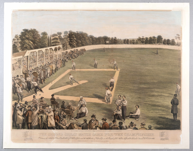 Eine Gruppe von Menschen spielt Cricket auf einem grünen Feld mit Bäumen im Hintergrund unter einem klaren blauen Himmel, mit Text, der unten 'Das zweite große Match-Spiel um die Meisterschaft' liest.