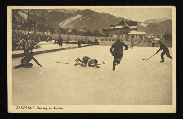 Schwarze und weiße Fotografie von Menschen, die Hockey auf einem Eisstadion spielen, mit Gebäuden, Bäumen, Pfählen und Bergen im Hintergrund und Text unten.