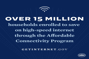 Ein Plakat, das das Affordable Connectivity Program bewirbt, mit dem Text "Über 15 Millionen Haushalte angemeldet, um bei High-Speed-Internet zu sparen" und einem entsprechenden Logo.