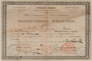 Ein altes Dokument, wahrscheinlich eine Wahlurne, mit zwei Stempeln darauf und darauf geschriebenem Text.