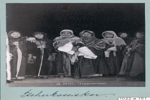 Eine Gruppe von Frauen in traditioneller russischer Kleidung, einschließlich Kopftuch und Schmuck, posiert zusammen lachend vor der Kamera auf einem Schwarz-Weiß-Foto, mit dem Text "Orthodoxe russische Frauen" unten.