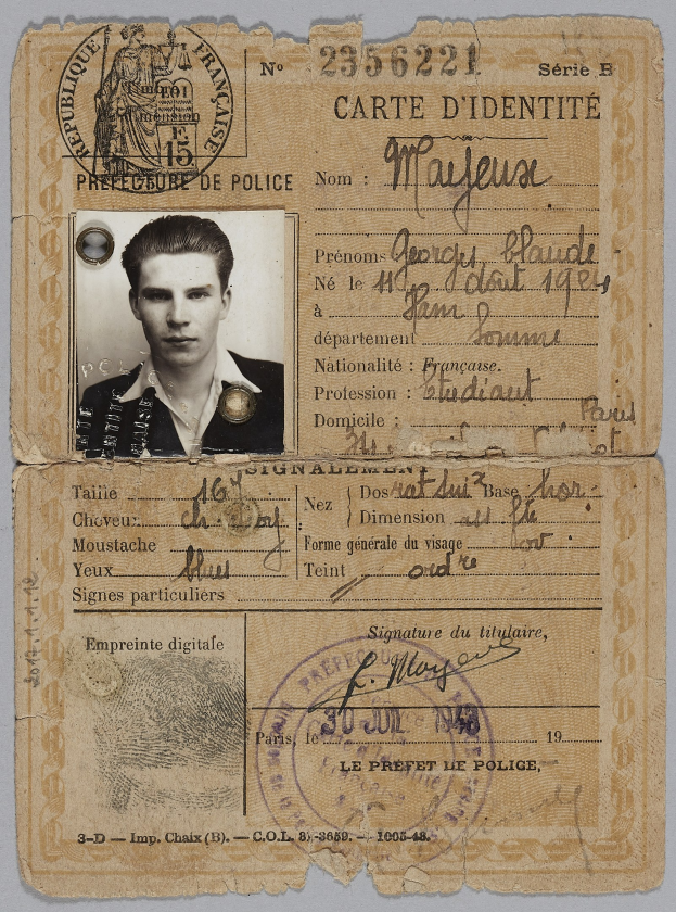 Ein abgenutzter Pass mit einem Mannsbild, Text und einem Stempel, der darauf hindeutet, dass es sich um eine gefälschte ID handeln könnte.