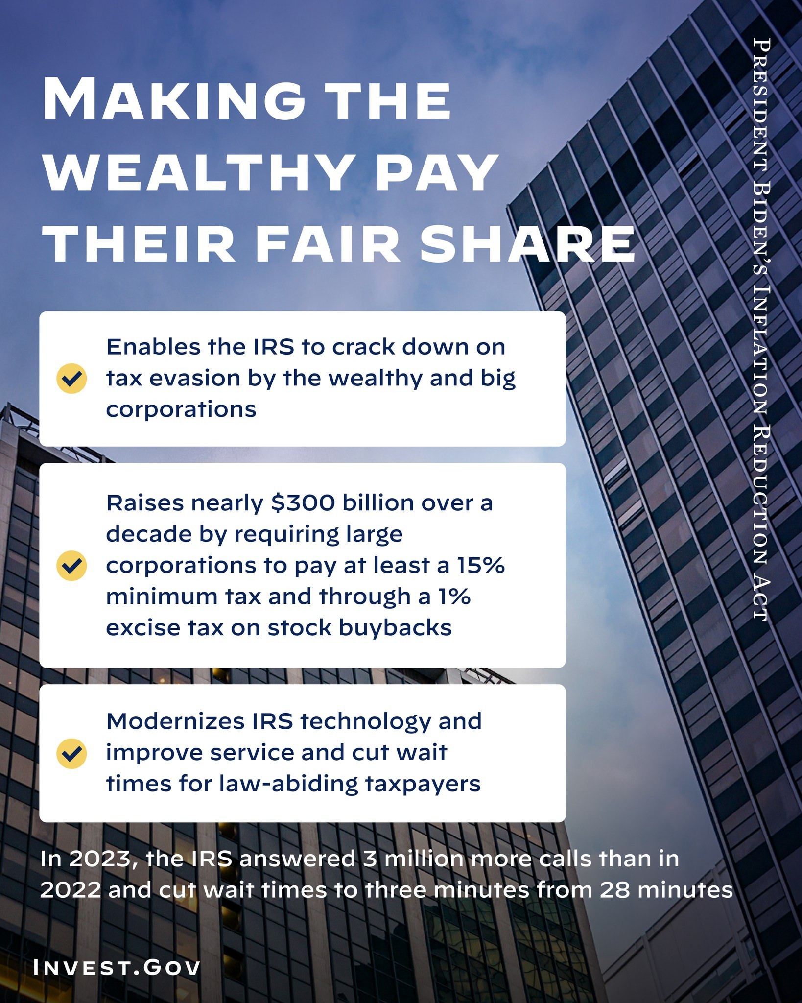 Plakat mit dem Text "Die Reichen sollen ihren fairen Anteil zahlen" vor einem Hintergrund von Gebäuden und einem bewölkten Himmel.