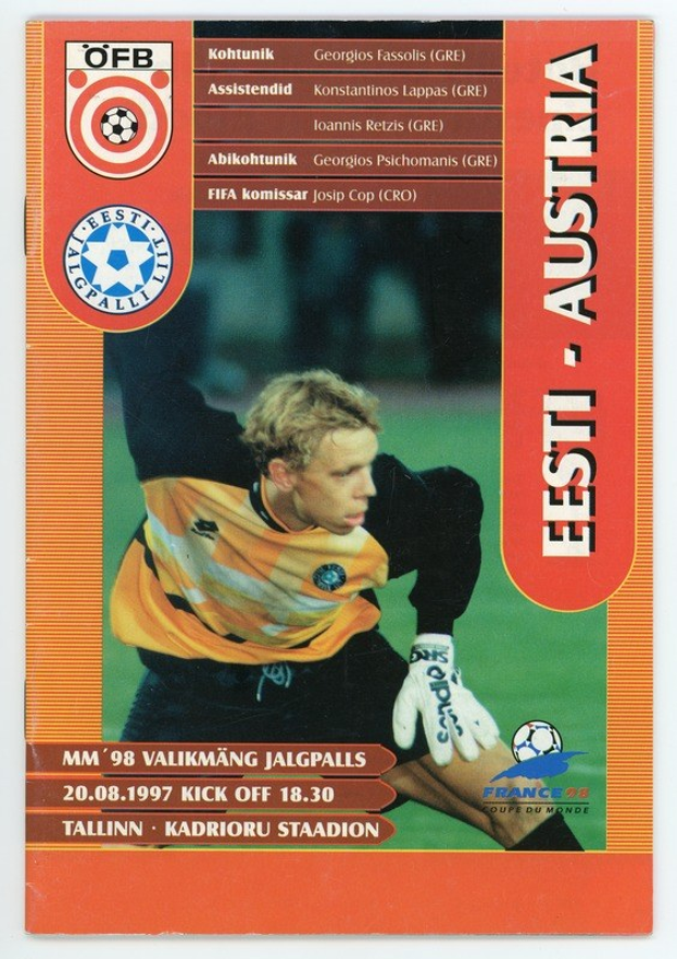 Fußballkarte aus dem FIFA-Weltmeisterschaft 1998 in Deutschland mit einem Spieler in einem Trikot mit entschlossener Miene vor einem hellblauen Himmel mit weißen Wolken.