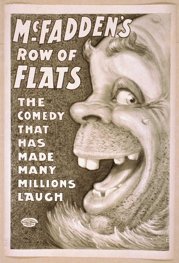 Plakat einer lachenden Person mit wilden Haaren, breitem Grinsen und weit aufgerissenen Augen auf einem hellgelben Hintergrund, mit dem Text "McFadden's Row of Flats: Die Comedy, die viele zum Lachen gebracht hat" darüber.
