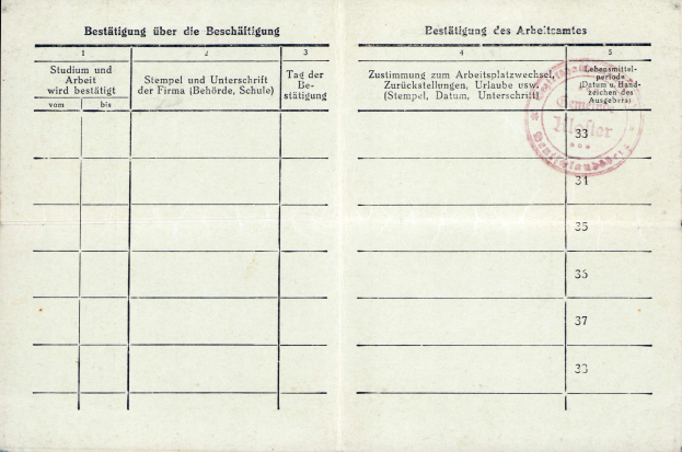 Alter deutscher Wehrmachtspass aus dem Zweiten Weltkrieg mit rotem Stempel und gedrucktem Text.
