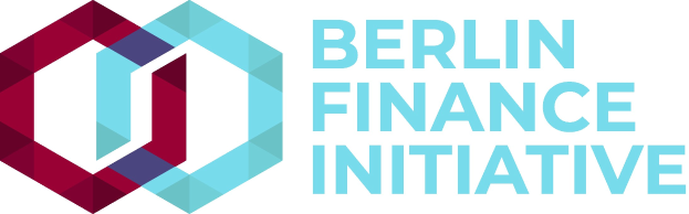 Logo der Berliner Finanzinitiative: ein blauer Kreis mit weißer Umrandung und einem weißen "B" in der Mitte, umgeben von einem weißen Ring mit blau-weißem Karomuster, auf einem weißen Hintergrund mit fetter schwarzer Schrift, die "Berlin Finance Initiative" lautet.