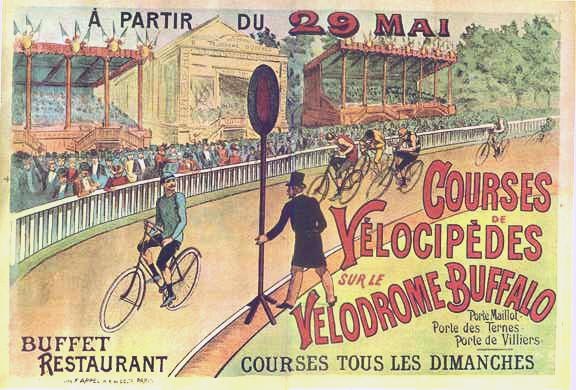 Ein Plakat, das eine Radrennbahn in Buffalo, New York, zeigt, auf dem Radfahrer auf einer umzäunten Straße zu sehen sind, mit einem Gebäude und Bäumen im Hintergrund und Text, der Details zum Event enthält.