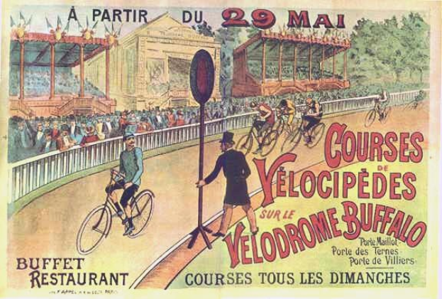 Ein Plakat, das eine Radrennbahn in Buffalo, New York, zeigt, auf dem Radfahrer auf einer umzäunten Straße zu sehen sind, mit einem Gebäude und Bäumen im Hintergrund und Text, der Details zum Event enthält.