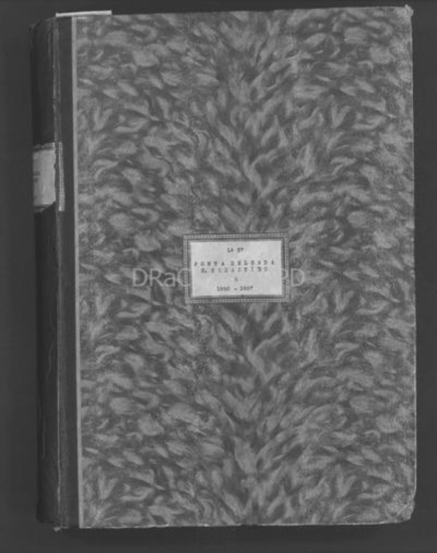 Schwarzes und weißes Foto eines geschlossenen Buches mit handgeschriebener Text auf dem Cover, auf einem dunklen Hintergrund.