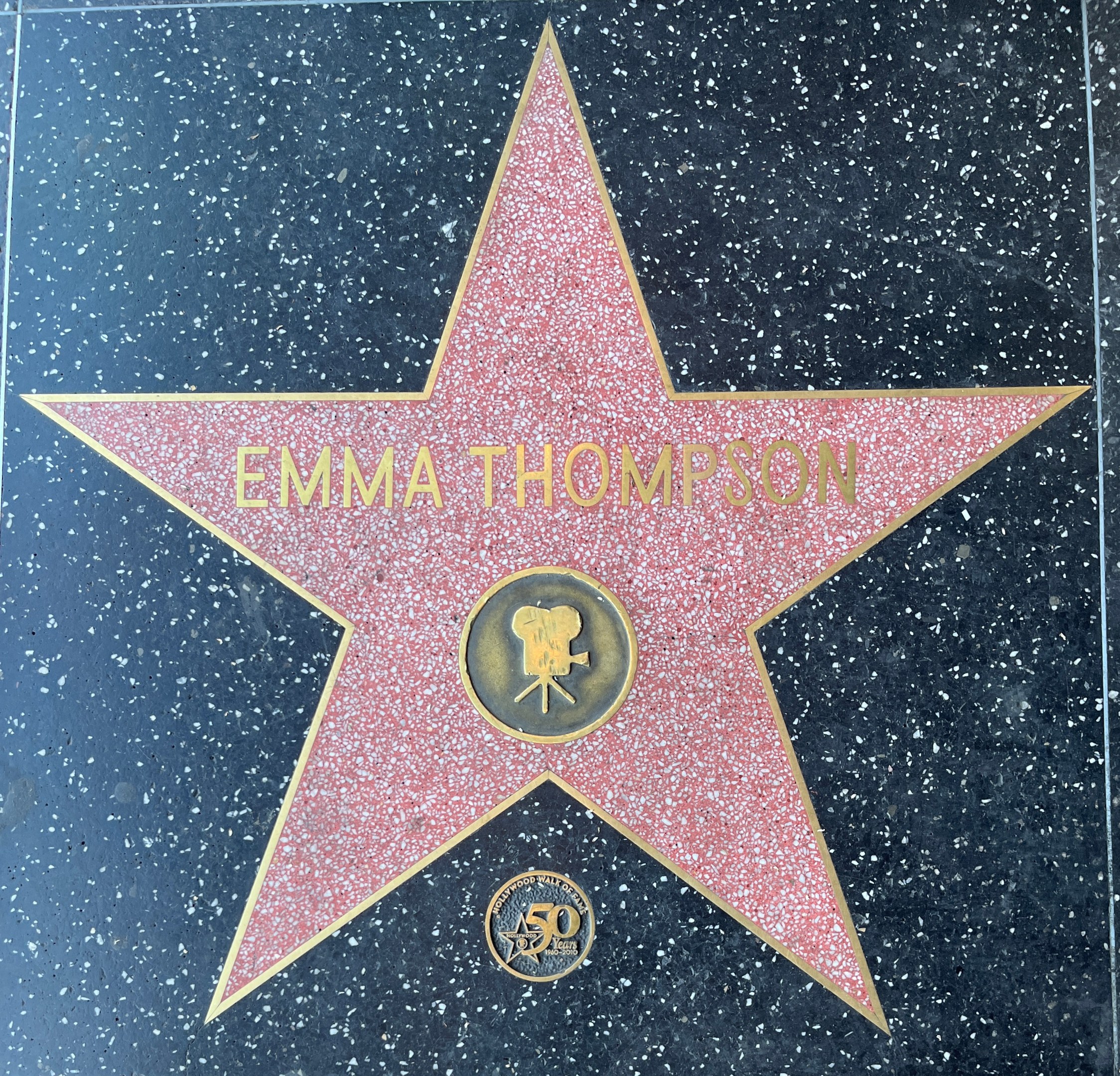 Fünfzackiger Stern mit 'Emma Thompson' in weißer Schrift auf schwarzem Hintergrund, Teil des Hollywood Walk of Fame.