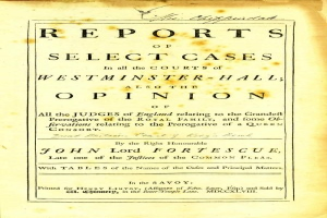 Altes Buch mit dem Titel "Reports of Select Cases in the Courts of Westminster-Hall, also the Opinion of John Lord Fortescue" ist auf einer Seite mit schwarzer Tinte aufgeschlagen.