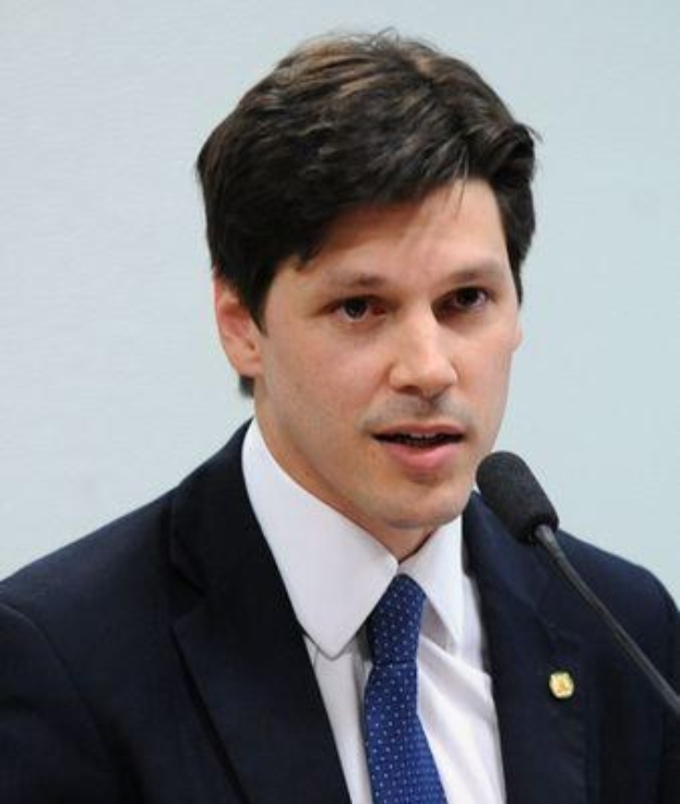 Ein Mann im Anzug und Krawatte spricht vor einer Wand in ein Mikrofon, wahrscheinlich auf die Genehmigung eines Gesetzes zur Internet-Sperre reagierend.