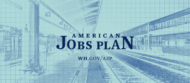 Blaupause einer Bahnhofstation mit der Aufschrift "American Jobs Plan" und einem Zug auf der rechten Seite und Schienen daneben.