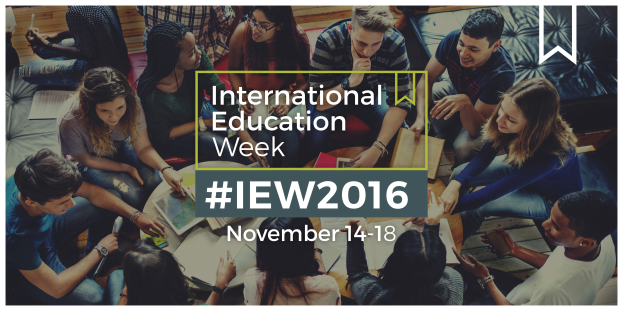 Gruppe von Menschen auf einer Couch sitzend, einige halten Bücher und Stifte, mit dem Text "International Education Week IEW 2016" in der Mitte, die sich in ein Gespräch vertieft zu sein scheinen.