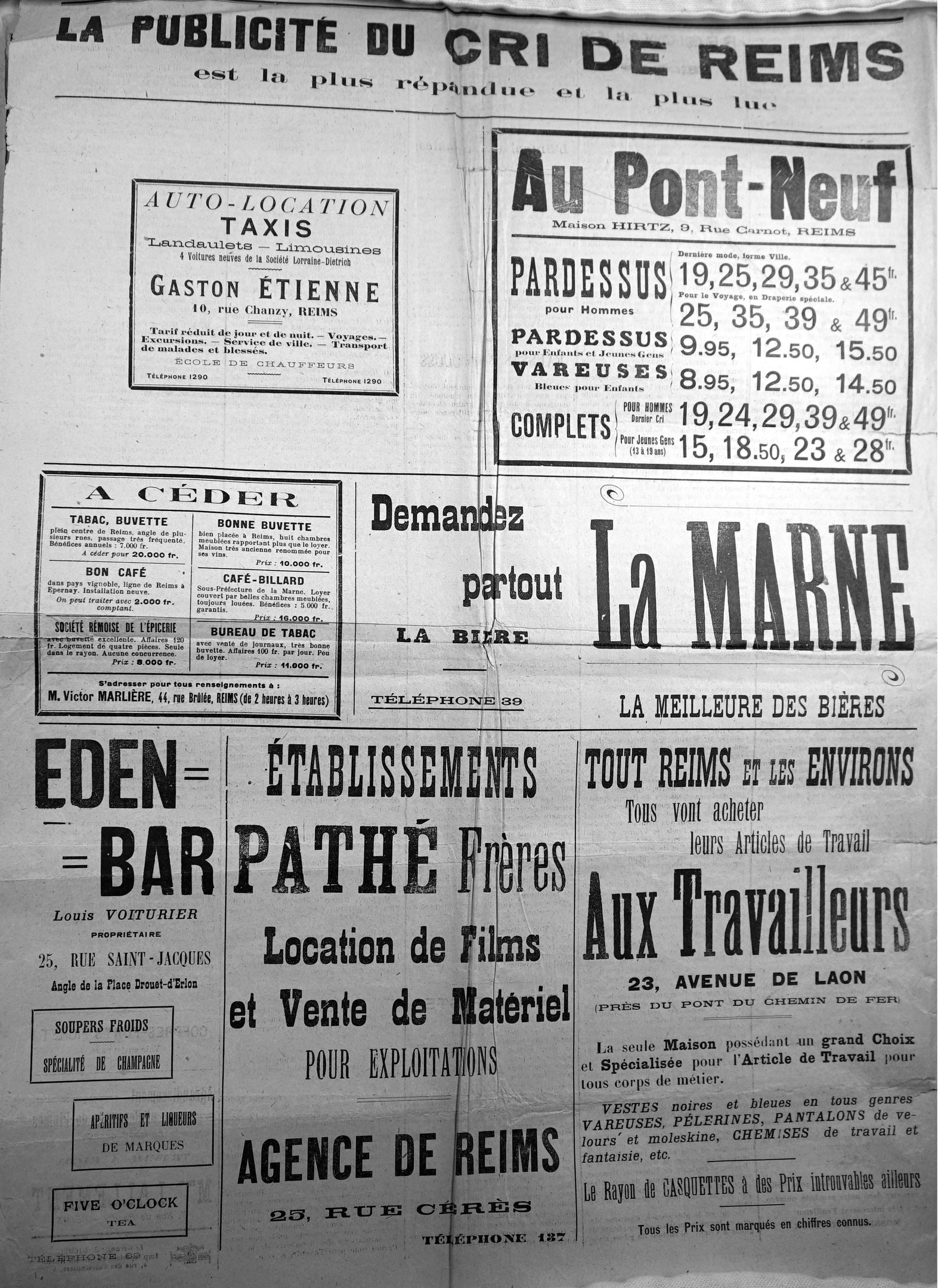 Schwarze und weiße Zeitung voller dichter Texte und zahlreichen Anzeigen.