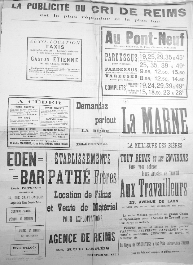 Schwarze und weiße Zeitung voller dichter Texte und zahlreichen Anzeigen.