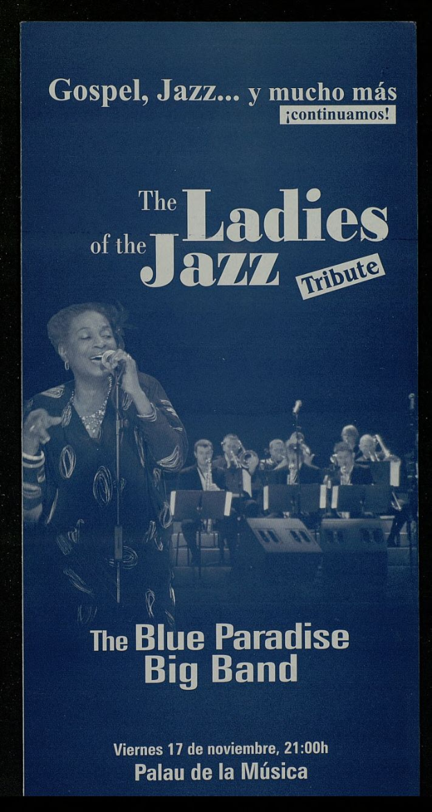 Ein Plakat für den Ladies of Jazz Tribute im Blue Paradise Big Band, das Musiker bei der Musikinstrumentenbesaitung und eine Frau mit Mikrofon in der Mitte zeigt, mit Textbeschreibung des Events.