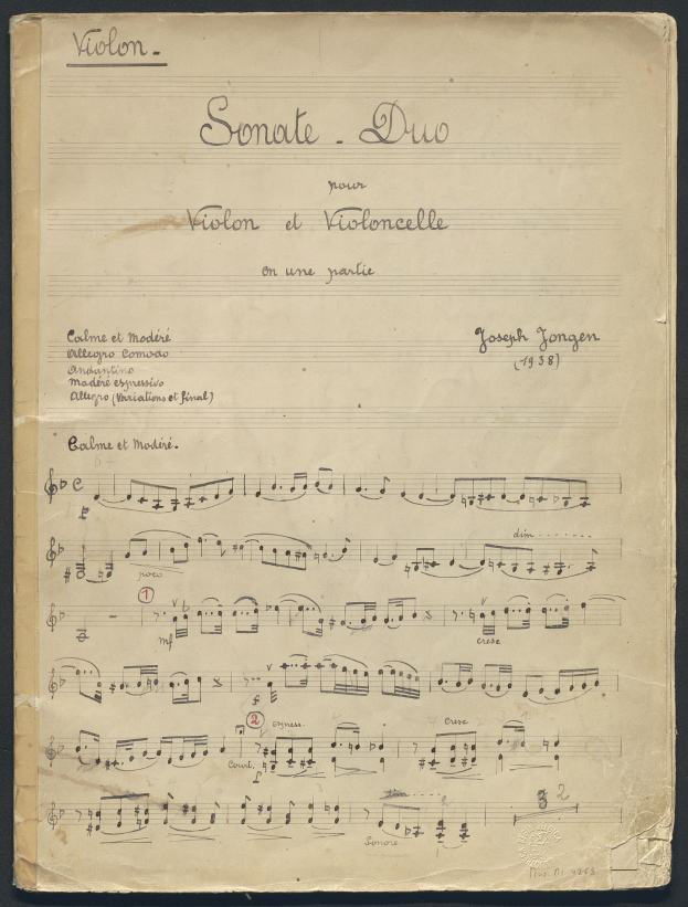 Schwarzer Hintergrund mit einem alten Notenblatt, das in der Mitte mit 'Sonate Duo' beschriftet ist.