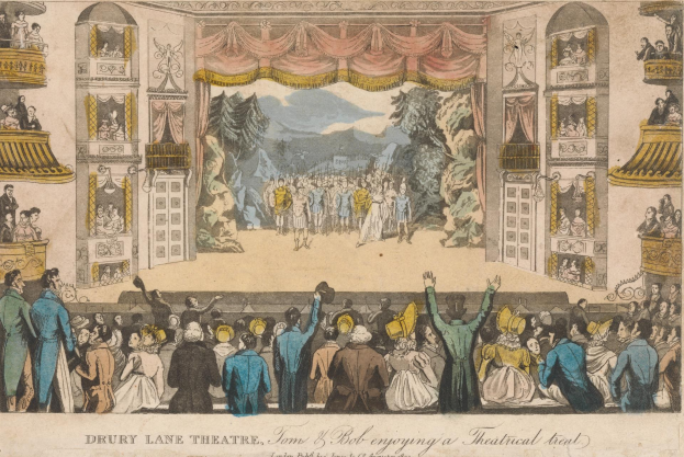 Eine Menschenmenge steht vor einer Bühne im Drury Lane Theatre in London, mit Bühnenhintergrund aus Vorhängen, Bäumen, Hügeln und Himmel.