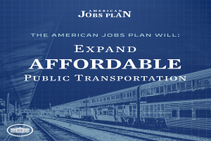Plakat mit einem Zug auf einem Bahnsteig mit mehreren Menschen in der Nähe, das 'The American Jobs Plan Will Expand Affordable Public Transportation' bewirbt