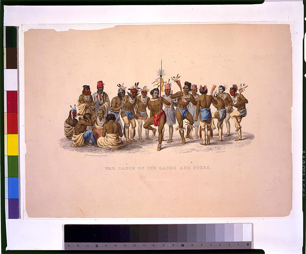 Gruppe von Männern in traditioneller indianischer Kleidung führt Kriegstanz auf buntem Papier mit sichtbarem Text aus