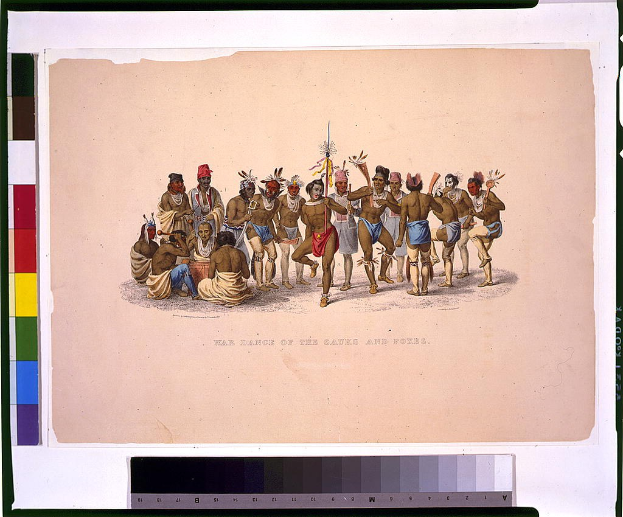 Gruppe von Männern in traditioneller indianischer Kleidung führt Kriegstanz auf buntem Papier mit sichtbarem Text aus