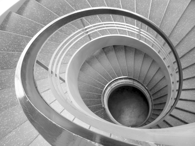 Treppe mit Geländer.