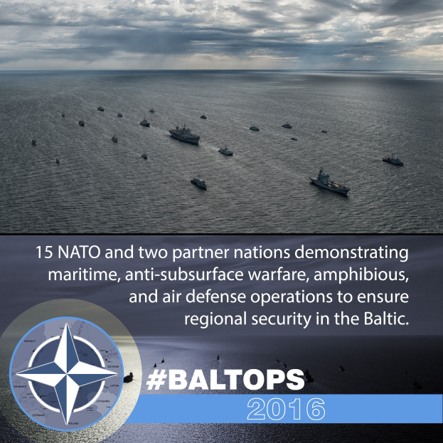 Schiffsverband auf dem Wasser mit bewölktem Himmel, mit Text und Logo über NATO-Meerübungen in der Ostsee.