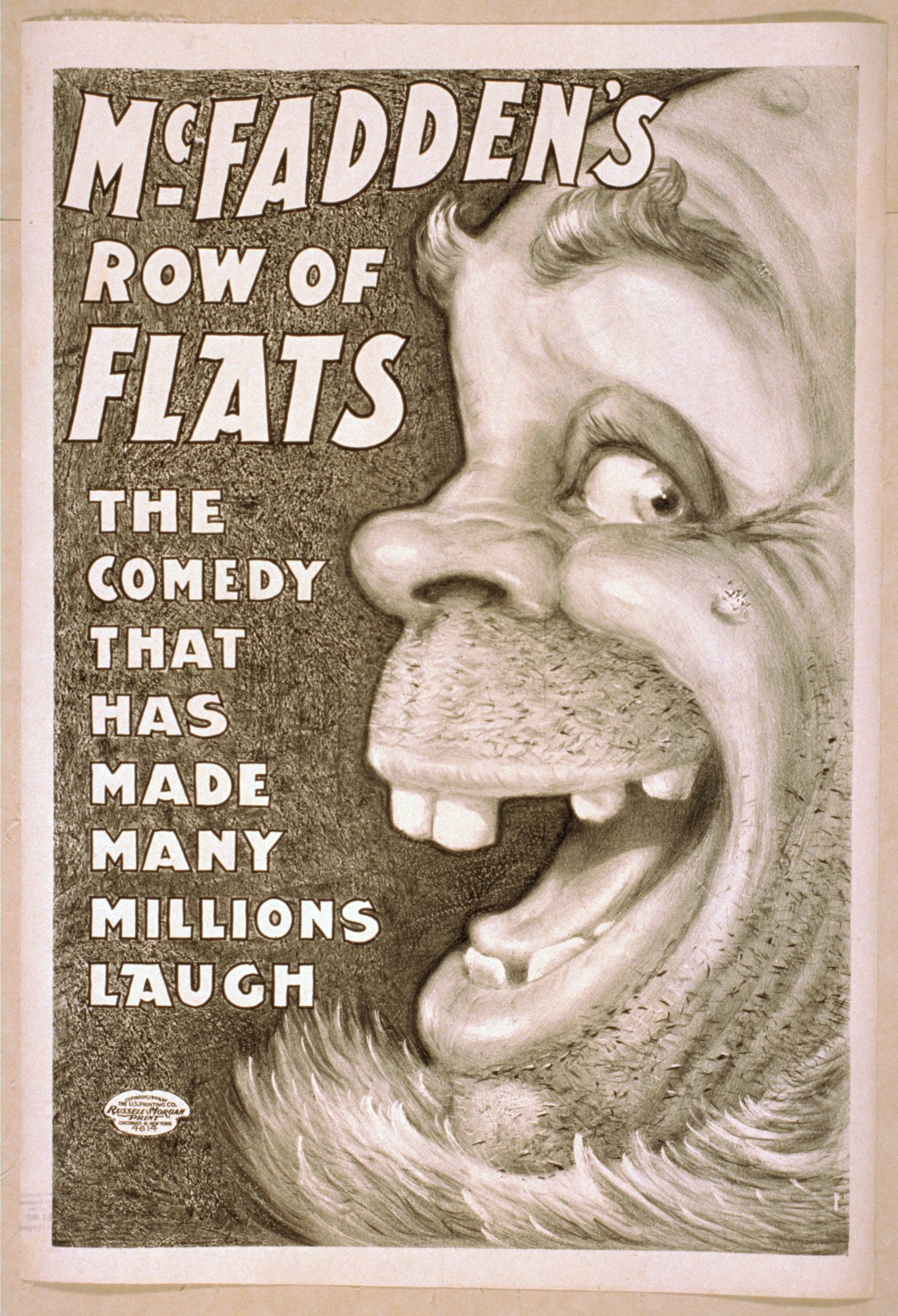Plakat einer lachenden Person mit wilden Haaren, weit aufgerissenen Augen und einem strahlenden Grinsen, vor einem hellgelben Hintergrund, mit der Aufschrift "McFadden's Row of Flats: Die Comedy, die viele Millionen zum Lachen gebracht hat."